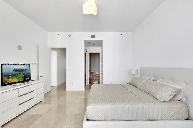 Building Photo - 15811 Collins Ave