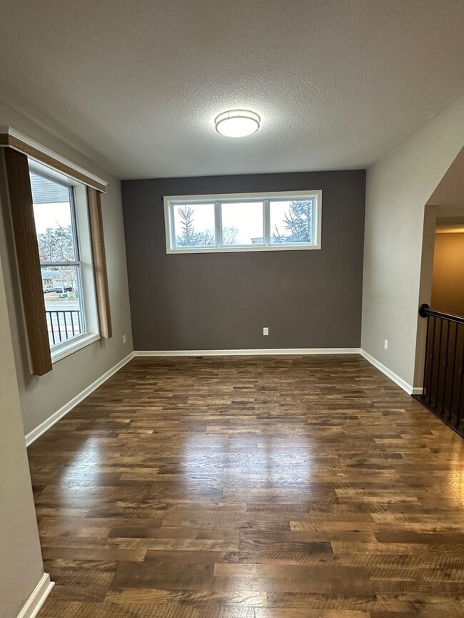 Building Photo - Beautiful 3 bed 3 bath home in the heart of Eden prairie!