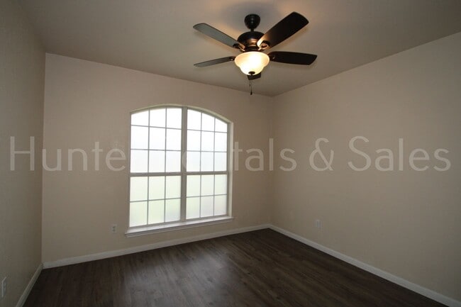 Building Photo - Move-In Ready Gem with Spacious Backyard