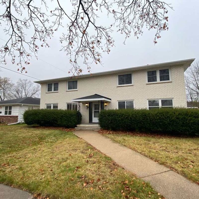 Building Photo - 15 Woodmere Ct