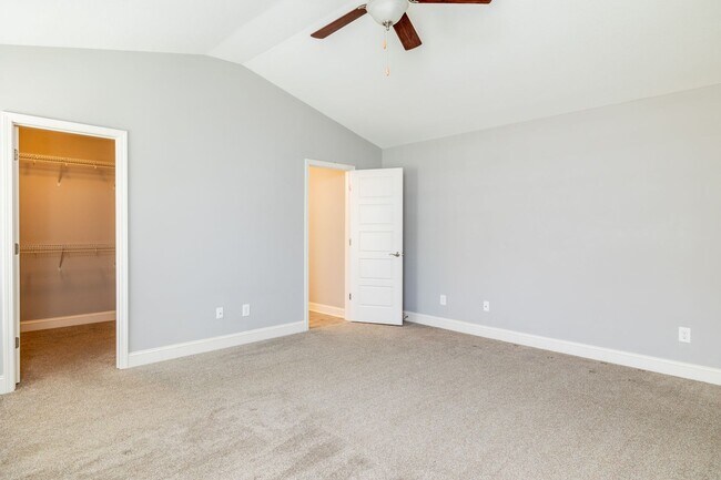 Building Photo - Maryville 37801 - 4 bedroom, 2.5 bath home...