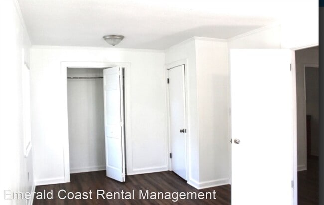 Building Photo - 3 br, 1 bath House - 25 Oak Street