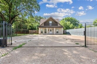 Building Photo - 1006 Oakwood Ave