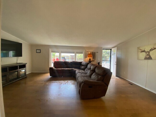 Building Photo - Deer Lake-3 bedroom, 2 bath house for rent!!