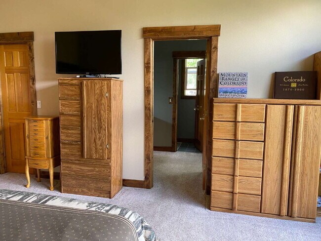 Building Photo - "Spacious 4-Bedroom Retreat with 3 Full Ba...