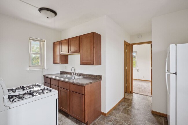 Building Photo - Spacious Top-Floor 1BR on Beautiful Iris Park!