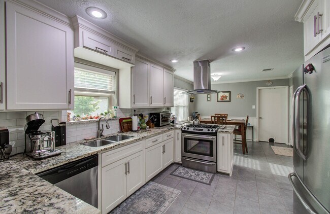 Building Photo - 9818 Emnora Ln