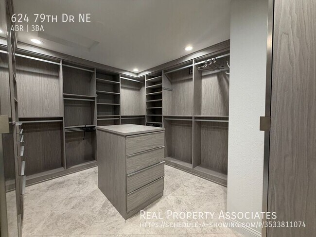 Building Photo - 624 79th Dr NE