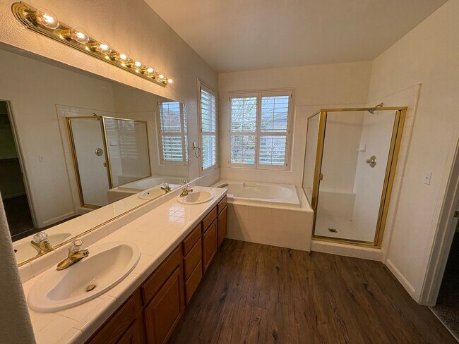 Building Photo - Spectacular home available now in a great neighborhood!