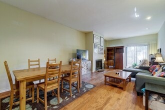 Building Photo - 2/2.5 Condo Right Near Hancock Center!