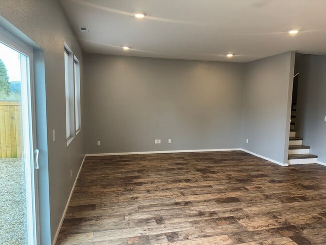 Building Photo - 4 bedroom 2.5 bathroom almost-new house in...