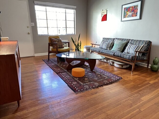Interior Photo - 877