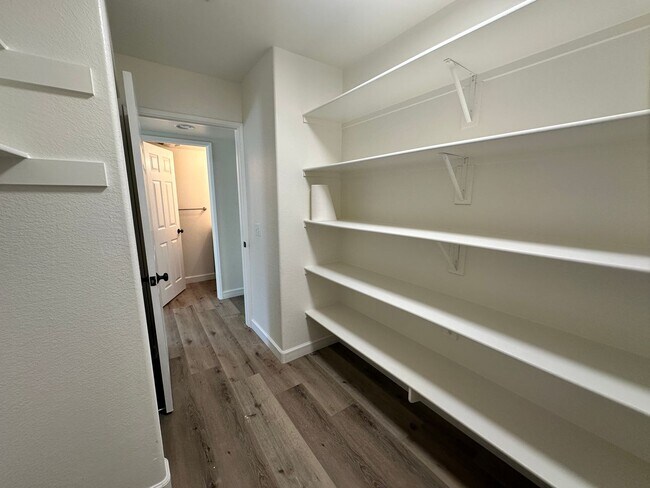Building Photo - A stunning 4-bedroom haven, fully renovate...