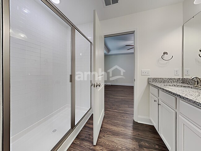 Building Photo - 610 W Lionel Rd