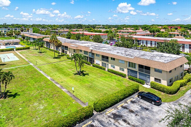 Building Photo - 9855 Sandalfoot Blvd