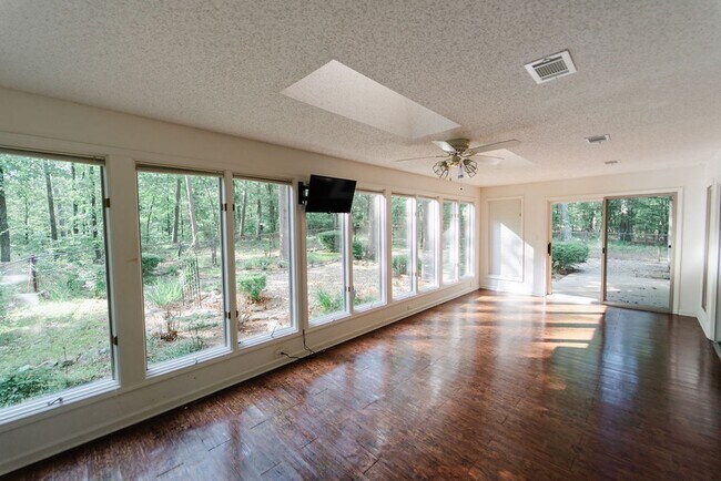 Building Photo - Up to a 2 year lease at this Beautiful 3 bed, 2 bath!!!!