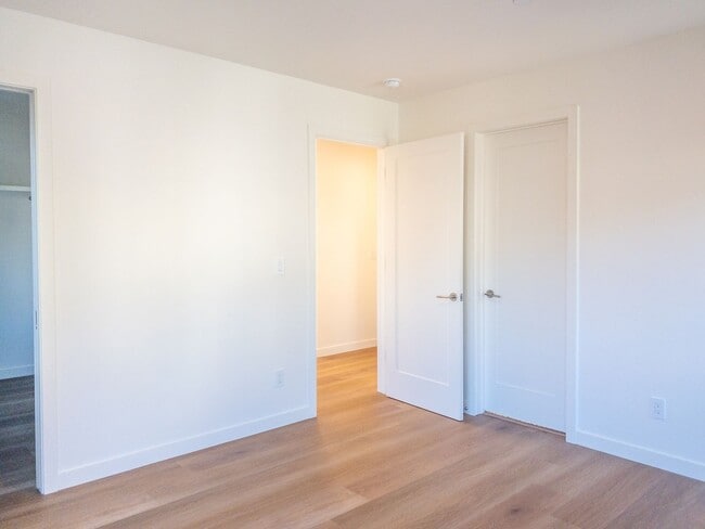 Building Photo - Stunning, Newly Remodeled, Top Floor Flat, Huge Private Deck,  Bay Views, Laundry! Parking! PROGR...