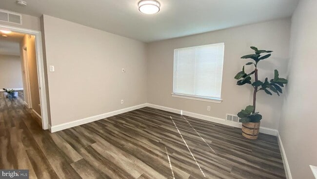 Building Photo - 403 Hickory Cir