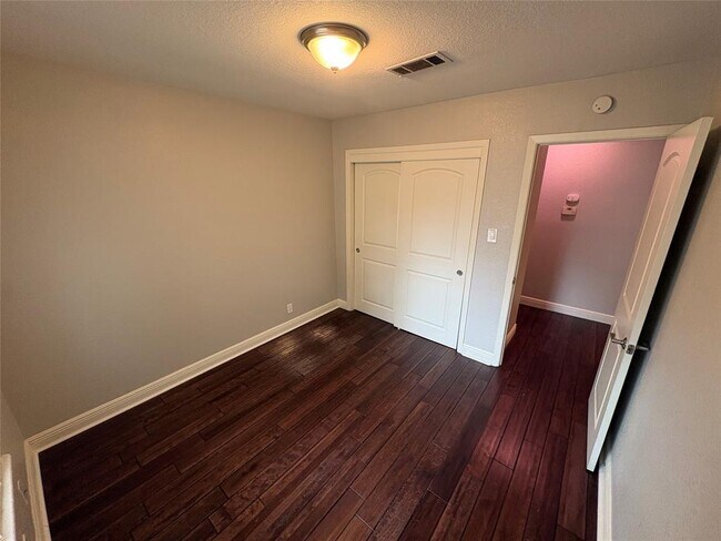Building Photo - 10106 Missel Thrush Dr