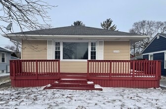 Building Photo - Beautiful and spacious 3 Bedroom 2 Bath House in Lansing, IL MUST SEE