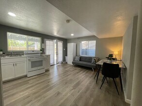 Building Photo - Cozy 2 Bed/1 Bath- Great Location