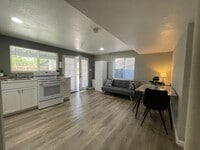 Building Photo - Cozy 2 Bed/1 Bath- Great Location