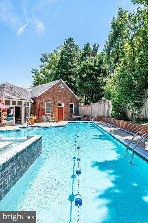 Building Photo - 1716 W Abingdon Dr