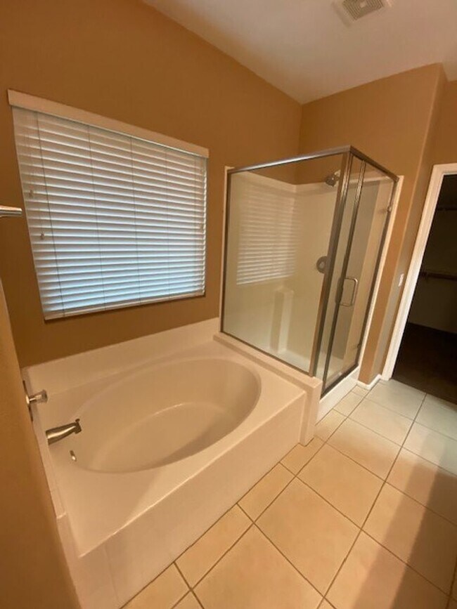 Building Photo - Beautiful 3-Bedroom Home with Vaulted Ceilings & Private Fenced Yard