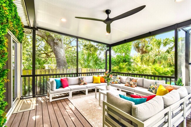 Building Photo - 109 W Hollywood St