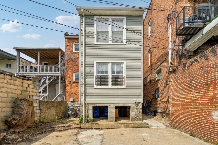 Backyard with private entrance to laundry and storage units. - 2431 Linden Ave