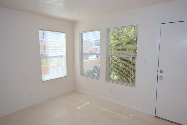 Building Photo - Great 3BR Home Near Cottonwood Mall!!