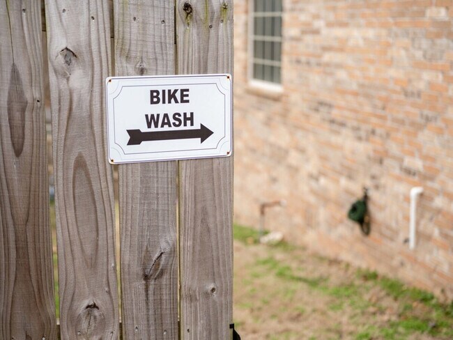 Building Photo - 1802 NW Mustang Ave