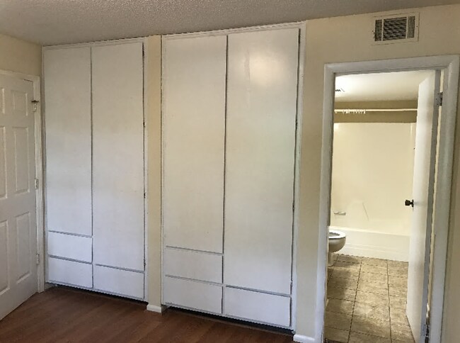 Building Photo - 2BEDROOM/ 2 BATH APARTMENT