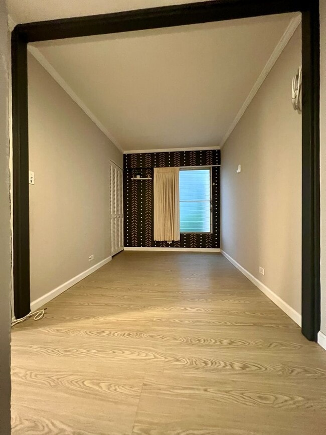 Building Photo - Spacious 1Bed 1Bath 1Parking Stall With Lanai & Den