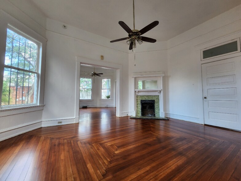 Building Photo - 106 S Bayou St