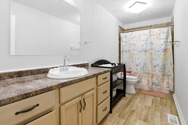 Building Photo - 607 Oakwood Ave