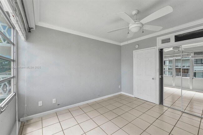Building Photo - 1430 Brickell Bay Dr