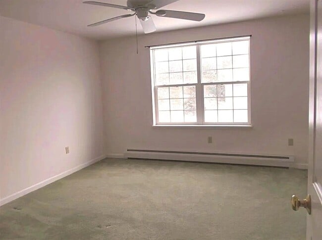 Building Photo - Spacious  South Burlington Townhouse for R...