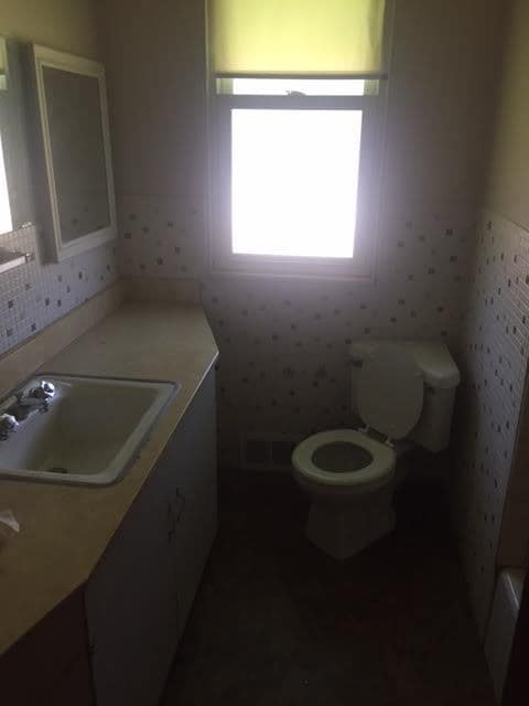 Building Photo - Spacious 2 Bed/1 Bath! Updated Kitchen! Hardwood Floors!