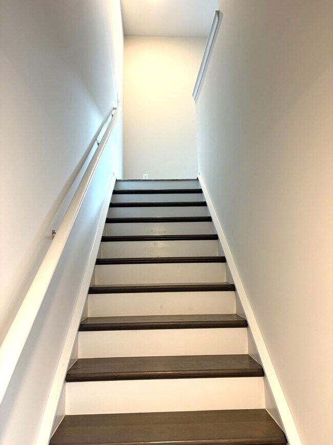 Building Photo - Brand New End-Unit Townhome | 3 BR/2.5BA | 1-Car Garage | Near Downtown Mooresville