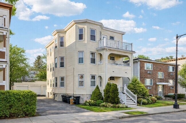 Building Photo - 559 Hyde Park Ave