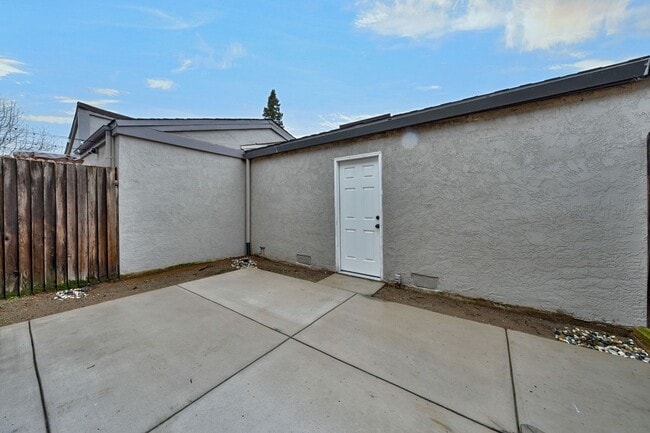 Building Photo - 317 Bridge Pl