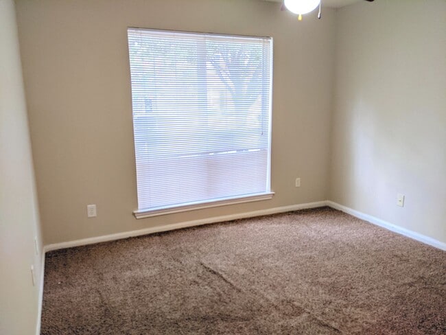 Building Photo - IMMEDIATE MOVE IN!!!  AMAZING 4 BED/3.5 BA...
