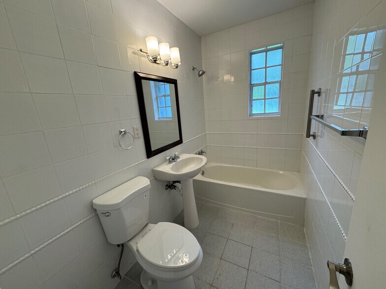 Building Photo - 5765 SW 48th St