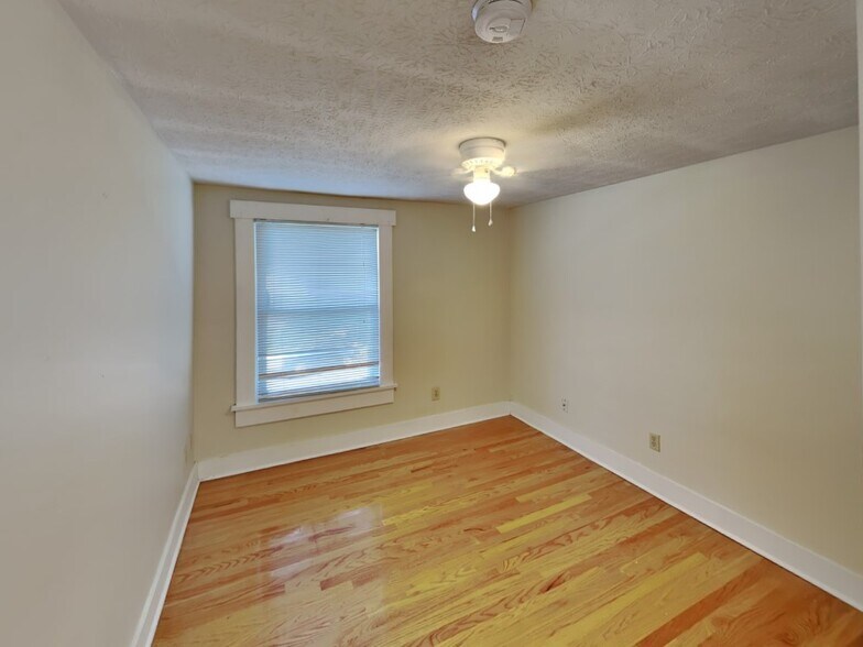 Building Photo - 167 E Norwich Ave