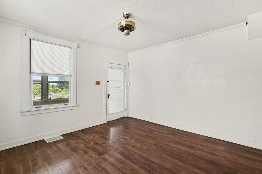 Building Photo - 2038 McLaran Ave