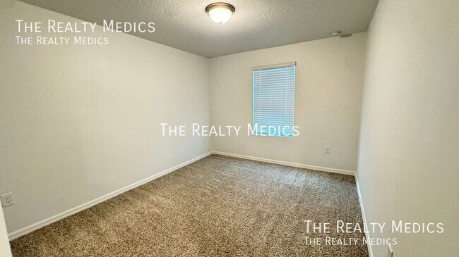 Building Photo - 2401 White Tail St