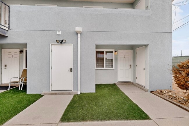 Building Photo - 1812 Buena Vista Dr SE