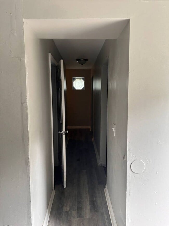 Building Photo - Spacious Home
