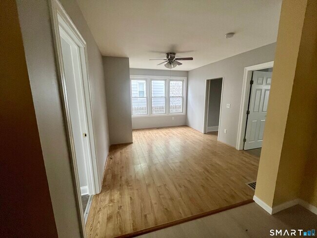 Building Photo - 98 Columbia St